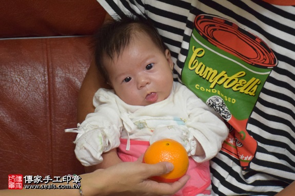 剃胎毛、滿月剃頭、嬰兒剃頭、嬰兒理髮、嬰兒剃髮、嬰兒剃胎毛、嬰兒滿月剃頭、寶寶剃頭、剃胎毛儀式、剃胎毛吉祥話、滿月剃頭儀式、滿月剃頭吉祥話、寶寶剃胎毛、寶寶滿月剃頭理髮、 新北市新莊地區剃胎毛、新北市新莊地區滿月剃頭、新北市新莊地區嬰兒剃頭剃胎毛、新北市新莊地區嬰兒理髮、新北市嬰兒剃髮、李寶寶(新北新莊區到府嬰兒寶寶滿月剃頭理髮、免費到府嬰兒剃胎毛儀式吉祥話)。到府剃頭剃胎毛主持、專業拍照、DVD光碟、證書。★購買「臍帶章、肚臍章、胎毛筆刷印章」贈送：剃頭、收涎、抓周，三選一。2017.09.04照片9
