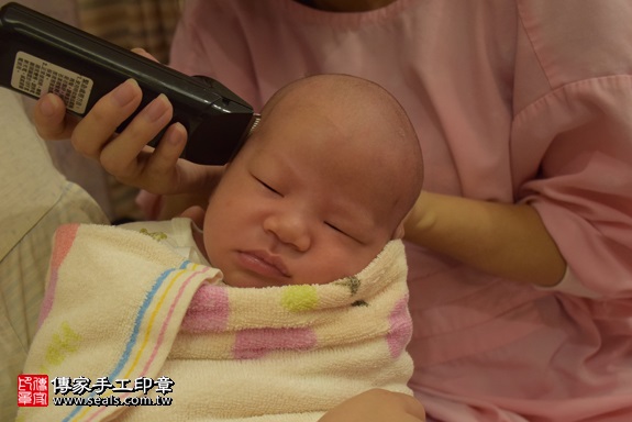 剃胎毛、滿月剃頭、嬰兒剃頭、嬰兒理髮、嬰兒剃髮、嬰兒剃胎毛、嬰兒滿月剃頭、寶寶剃頭、剃胎毛儀式、剃胎毛吉祥話、滿月剃頭儀式、滿月剃頭吉祥話、寶寶剃胎毛、寶寶滿月剃頭理髮、 新北市板橋地區剃胎毛、新北市板橋地區滿月剃頭、新北市板橋地區嬰兒剃頭剃胎毛、新北市板橋地區嬰兒理髮、新北市嬰兒剃髮、連寶寶(新北板橋區到府嬰兒寶寶滿月剃頭理髮、免費到府嬰兒剃胎毛儀式吉祥話)。到府剃頭剃胎毛主持、專業拍照、DVD光碟、證書。★購買「臍帶章、肚臍章、胎毛筆刷印章」贈送：剃頭、收涎、抓周，三選一。2017.11.21照片15