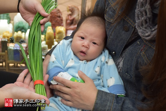 剃胎毛、滿月剃頭、嬰兒剃頭、嬰兒理髮、嬰兒剃髮、嬰兒剃胎毛、嬰兒滿月剃頭、寶寶剃頭、剃胎毛儀式、剃胎毛吉祥話、滿月剃頭儀式、滿月剃頭吉祥話、寶寶剃胎毛、寶寶滿月剃頭理髮、 新北市永和地區剃胎毛、新北市永和地區滿月剃頭、新北市永和地區嬰兒剃頭剃胎毛、新北市永和地區嬰兒理髮、新北市嬰兒剃髮、劉寶寶(新北永和區嬰兒寶寶滿月剃頭理髮、免費嬰兒剃胎毛儀式吉祥話)。中國風會場，爸媽寶貝免費穿「日中韓」古裝禮服。專業拍照、DVD光碟、證書。★購買「臍帶章、肚臍章、胎毛筆刷印章」贈送：剃頭、收涎、抓周，三選一。2017.12.10照片12