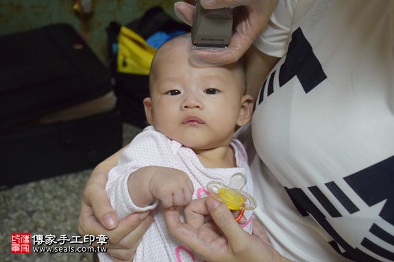 剃胎毛、滿月剃頭、嬰兒剃頭、嬰兒理髮、嬰兒剃髮、嬰兒剃胎毛、嬰兒滿月剃頭、寶寶剃頭、剃胎毛儀式、剃胎毛吉祥話、滿月剃頭儀式、滿月剃頭吉祥話、寶寶剃胎毛、寶寶滿月剃頭理髮、 新北中和區剃胎毛、新北中和區滿月剃頭、 新北中和區嬰兒剃頭剃胎毛、新北中和區嬰兒理髮、新北中和區嬰兒剃髮、金寶寶(新北中和區到府嬰兒寶寶滿月剃頭理髮、免費到府嬰兒剃胎毛儀式吉祥話)。到府剃頭剃胎毛主持、專業拍照、DVD光碟、證書。★購買「臍帶章、肚臍章、胎毛筆刷印章」贈送：剃頭、收涎、抓周，三選一。2017.05.20  照片16