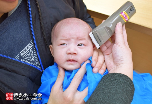 剃胎毛、滿月剃頭、嬰兒剃頭、嬰兒理髮、嬰兒剃髮、嬰兒剃胎毛、嬰兒滿月剃頭、寶寶剃頭、剃胎毛儀式、剃胎毛吉祥話、滿月剃頭儀式、滿月剃頭吉祥話、寶寶剃胎毛、寶寶滿月剃頭理髮、新竹香山區剃胎毛、新竹香山區滿月剃頭、新竹香山區嬰兒剃頭剃胎毛、新竹香山區嬰兒理髮、新竹香山區嬰兒剃髮、陳寶寶(新竹香山區嬰兒寶寶滿月剃頭理髮、免費嬰兒剃胎毛儀式吉祥話)。中國風會場，爸媽寶貝免費穿「日中韓」古裝禮服。專業拍照、DVD光碟、證書。★購買「臍帶章、肚臍章、胎毛筆刷印章」贈送：剃頭、收涎、抓周，三選一。2016.03.26  照片20