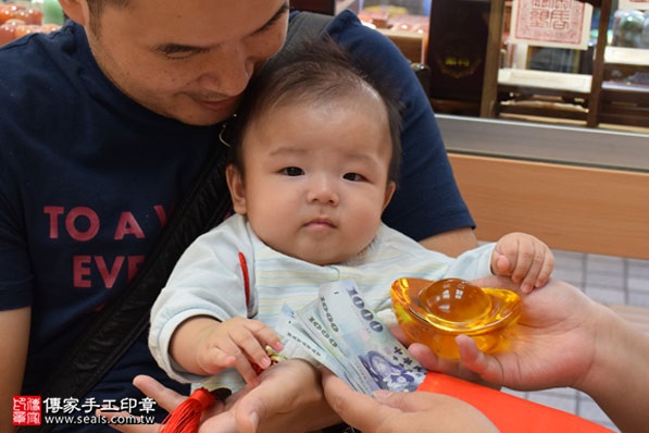 剃胎毛、滿月剃頭、嬰兒剃頭、嬰兒理髮、嬰兒剃髮、嬰兒剃胎毛、嬰兒滿月剃頭、寶寶剃頭、剃胎毛儀式、剃胎毛吉祥話、滿月剃頭儀式、滿月剃頭吉祥話、寶寶剃胎毛、寶寶滿月剃頭理髮、 新竹市香山地區剃胎毛、新竹市香山地區滿月剃頭、新竹市香山地區嬰兒剃頭剃胎毛、新竹市香山地區嬰兒理髮、新竹市嬰兒剃髮、陳寶寶(新竹香山區嬰兒寶寶滿月剃頭理髮、免費嬰兒剃胎毛儀式吉祥話)。中國風會場，爸媽寶貝免費穿「日中韓」古裝禮服。專業拍照、DVD光碟、證書。★購買「臍帶章、肚臍章、胎毛筆刷印章」贈送：剃頭、收涎、抓周，三選一。2017.10.05照片15