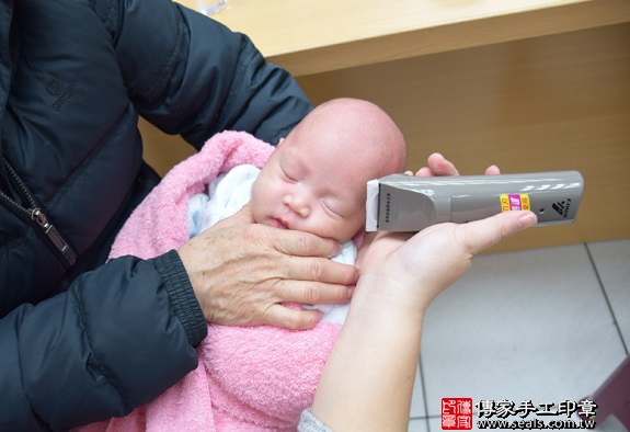剃胎毛、滿月剃頭、嬰兒剃頭、嬰兒理髮、嬰兒剃髮、嬰兒剃胎毛、嬰兒滿月剃頭、寶寶剃頭、剃胎毛儀式、剃胎毛吉祥話、滿月剃頭儀式、滿月剃頭吉祥話、寶寶剃胎毛、寶寶滿月剃頭理髮、新竹香山區剃胎毛、新竹香山區滿月剃頭、新竹香山區嬰兒剃頭剃胎毛、新竹香山區嬰兒理髮、新竹香山區嬰兒剃髮、林寶寶(新竹香山區嬰兒寶寶滿月剃頭理髮、免費嬰兒剃胎毛儀式吉祥話)。中國風會場，爸媽寶貝免費穿「日中韓」古裝禮服。專業拍照、DVD光碟、證書。★購買「臍帶章、肚臍章、胎毛筆刷印章」贈送：剃頭、收涎、抓周，三選一。2016.01.29 照片18