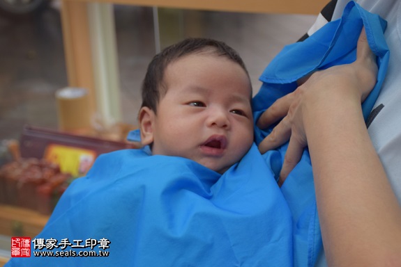 剃胎毛、滿月剃頭、嬰兒剃頭、嬰兒理髮、嬰兒剃髮、嬰兒剃胎毛、嬰兒滿月剃頭、寶寶剃頭、剃胎毛儀式、剃胎毛吉祥話、滿月剃頭儀式、滿月剃頭吉祥話、寶寶剃胎毛、寶寶滿月剃頭理髮、 新北市永和地區剃胎毛、新北市永和地區滿月剃頭、新北市永和地區嬰兒剃頭剃胎毛、新北市永和地區嬰兒理髮、新北市嬰兒剃髮、邱寶寶(新北永和區嬰兒寶寶滿月剃頭理髮、免費嬰兒剃胎毛儀式吉祥話)。中國風會場，爸媽寶貝免費穿「日中韓」古裝禮服。專業拍照、DVD光碟、證書。★購買「臍帶章、肚臍章、胎毛筆刷印章」贈送：剃頭、收涎、抓周，三選一。2017.09.30照片16