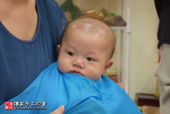 剃胎毛、滿月剃頭、嬰兒剃頭、嬰兒理髮、嬰兒剃髮、嬰兒剃胎毛、嬰兒滿月剃頭、寶寶剃頭、剃胎毛儀式、剃胎毛吉祥話、滿月剃頭儀式、滿月剃頭吉祥話、寶寶剃胎毛、寶寶滿月剃頭理髮、 新北市永和地區剃胎毛、新北市永和地區滿月剃頭、新北市永和地區嬰兒剃頭剃胎毛、新北市永和地區嬰兒理髮、新北市嬰兒剃髮、廖寶寶(新北永和區嬰兒寶寶滿月剃頭理髮、免費嬰兒剃胎毛儀式吉祥話)。中國風會場，爸媽寶貝免費穿「日中韓」古裝禮服。專業拍照、DVD光碟、證書。★購買「臍帶章、肚臍章、胎毛筆刷印章」贈送：剃頭、收涎、抓周，三選一。2017.10.09照片15