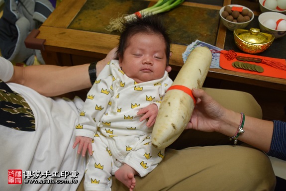 剃胎毛、滿月剃頭、嬰兒剃頭、嬰兒理髮、嬰兒剃髮、嬰兒剃胎毛、嬰兒滿月剃頭、寶寶剃頭、剃胎毛儀式、剃胎毛吉祥話、滿月剃頭儀式、滿月剃頭吉祥話、寶寶剃胎毛、寶寶滿月剃頭理髮、 新竹縣竹東地區剃胎毛、新竹縣竹東地區滿月剃頭、新竹縣竹東地區嬰兒剃頭剃胎毛、新竹縣竹東地區嬰兒理髮、新竹縣嬰兒剃髮、陳寶寶(新竹竹東鎮到府嬰兒寶寶滿月剃頭理髮、免費到府嬰兒剃胎毛儀式吉祥話)。到府剃頭剃胎毛主持、專業拍照、DVD光碟、證書。★購買「臍帶章、肚臍章、胎毛筆刷印章」贈送：剃頭、收涎、抓周，三選一。2017.11.25照片13