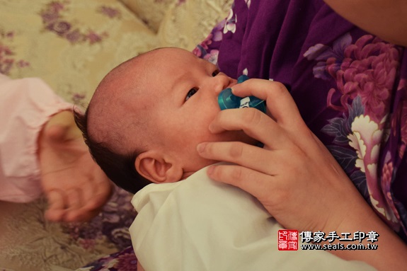 剃胎毛、滿月剃頭、嬰兒剃頭、嬰兒理髮、嬰兒剃髮、嬰兒剃胎毛、嬰兒滿月剃頭、寶寶剃頭、剃胎毛儀式、剃胎毛吉祥話、滿月剃頭儀式、滿月剃頭吉祥話、寶寶剃胎毛、寶寶滿月剃頭理髮、 台中市南屯地區剃胎毛、台中市南屯地區滿月剃頭、台中市南屯地區嬰兒剃頭剃胎毛、台中市南屯地區嬰兒理髮、台中市嬰兒剃髮、李仔糖(台中南屯區到府嬰兒寶寶滿月剃頭理髮、免費到府嬰兒剃胎毛儀式吉祥話)。到府剃頭剃胎毛主持、專業拍照、DVD光碟、證書。★購買「臍帶章、肚臍章、胎毛筆刷印章」贈送：剃頭、收涎、抓周，三選一。2017.11.18照片16