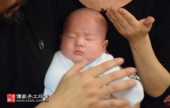 剃胎毛、滿月剃頭、嬰兒剃頭、嬰兒理髮、嬰兒剃髮、嬰兒剃胎毛、嬰兒滿月剃頭、寶寶剃頭、剃胎毛儀式、剃胎毛吉祥話、滿月剃頭儀式、滿月剃頭吉祥話、寶寶剃胎毛、寶寶滿月剃頭理髮、 新北新莊區剃胎毛、新北新莊區滿月剃頭、 新北新莊區嬰兒剃頭剃胎毛、新北新莊區嬰兒理髮、新北新莊區嬰兒剃髮、張寶寶(新北新莊區到府嬰兒寶寶滿月剃頭理髮、免費到府嬰兒剃胎毛儀式吉祥話)。到府剃頭剃胎毛主持、專業拍照、DVD光碟、證書。★購買「臍帶章、肚臍章、胎毛筆刷印章」贈送：剃頭、收涎、抓周，三選一。2016.10.07  照片18