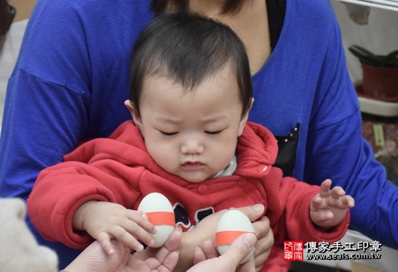 剃胎毛、滿月剃頭、嬰兒剃頭、嬰兒理髮、嬰兒剃髮、嬰兒剃胎毛、嬰兒滿月剃頭、寶寶剃頭、剃胎毛儀式、剃胎毛吉祥話、滿月剃頭儀式、滿月剃頭吉祥話、寶寶剃胎毛、寶寶滿月剃頭理髮、新北永和區剃胎毛、新北永和區滿月剃頭、新北永和區嬰兒剃頭剃胎毛、新北永和區嬰兒理髮、新北永和區嬰兒剃髮、洪寶寶們(新北永和區嬰兒寶寶滿月剃頭理髮、免費嬰兒剃胎毛儀式吉祥話)。中國風會場，爸媽寶貝免費穿「日中韓」古裝禮服。專業拍照、DVD光碟、證書。★購買「臍帶章、肚臍章、胎毛筆刷印章」贈送：剃頭、收涎、抓周，三選一。2016.03.24  照片4