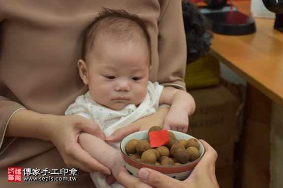 剃胎毛、滿月剃頭、嬰兒剃頭、嬰兒理髮、嬰兒剃髮、嬰兒剃胎毛、嬰兒滿月剃頭、寶寶剃頭、剃胎毛儀式、剃胎毛吉祥話、滿月剃頭儀式、滿月剃頭吉祥話、寶寶剃胎毛、寶寶滿月剃頭理髮、 新北市永和地區剃胎毛、新北市永和地區滿月剃頭、新北市永和地區嬰兒剃頭剃胎毛、新北市永和地區嬰兒理髮、新北市嬰兒剃髮、劉寶寶(新北永和區嬰兒寶寶滿月剃頭理髮、免費嬰兒剃胎毛儀式吉祥話)。中國風會場，爸媽寶貝免費穿「日中韓」古裝禮服。專業拍照、DVD光碟、證書。★購買「臍帶章、肚臍章、胎毛筆刷印章」贈送：剃頭、收涎、抓周，三選一。2017.09.09照片7