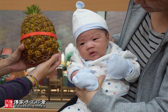 剃胎毛、滿月剃頭、嬰兒剃頭、嬰兒理髮、嬰兒剃髮、嬰兒剃胎毛、嬰兒滿月剃頭、寶寶剃頭、剃胎毛儀式、剃胎毛吉祥話、滿月剃頭儀式、滿月剃頭吉祥話、寶寶剃胎毛、寶寶滿月剃頭理髮、 新北市永和地區剃胎毛、新北市永和地區滿月剃頭、新北市永和地區嬰兒剃頭剃胎毛、新北市永和地區嬰兒理髮、新北市嬰兒剃髮、徐寶寶(新北永和區嬰兒寶寶滿月剃頭理髮、免費嬰兒剃胎毛儀式吉祥話)。中國風會場，爸媽寶貝免費穿「日中韓」古裝禮服。專業拍照、DVD光碟、證書。★購買「臍帶章、肚臍章、胎毛筆刷印章」贈送：剃頭、收涎、抓周，三選一。2017.11.21照片14