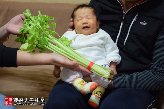 剃胎毛、滿月剃頭、嬰兒剃頭、嬰兒理髮、嬰兒剃髮、嬰兒剃胎毛、嬰兒滿月剃頭、寶寶剃頭、剃胎毛儀式、剃胎毛吉祥話、滿月剃頭儀式、滿月剃頭吉祥話、寶寶剃胎毛、寶寶滿月剃頭理髮、 桃園龜山區剃胎毛、桃園龜山區滿月剃頭、 桃園龜山區嬰兒剃頭剃胎毛、桃園龜山區嬰兒理髮、桃園龜山區嬰兒剃髮、郭寶寶(桃園龜山區到府嬰兒寶寶滿月剃頭理髮、免費到府嬰兒剃胎毛儀式吉祥話)。到府剃頭剃胎毛主持、專業拍照、DVD光碟、證書。★購買「臍帶章、肚臍章、胎毛筆刷印章」贈送：剃頭、收涎、抓周，三選一。2017.02.27  照片10