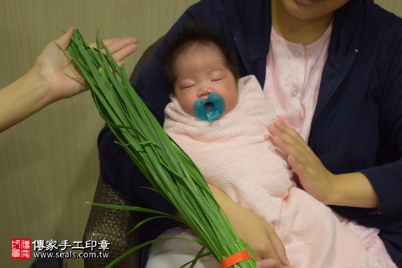 剃胎毛、滿月剃頭、嬰兒剃頭、嬰兒理髮、嬰兒剃髮、嬰兒剃胎毛、嬰兒滿月剃頭、寶寶剃頭、剃胎毛儀式、剃胎毛吉祥話、滿月剃頭儀式、滿月剃頭吉祥話、寶寶剃胎毛、寶寶滿月剃頭理髮、 新北市板橋地區剃胎毛、新北市板橋地區滿月剃頭、新北市板橋地區嬰兒剃頭剃胎毛、新北市板橋地區嬰兒理髮、新北市嬰兒剃髮、 朱寶寶(新北板橋區到府嬰兒寶寶滿月剃頭理髮、免費到府嬰兒剃胎毛儀式吉祥話)。到府剃頭剃胎毛主持、專業拍照、DVD光碟、證書。★購買「臍帶章、肚臍章、胎毛筆刷印章」贈送：剃頭、收涎、抓周，三選一。2017.09.02照片12