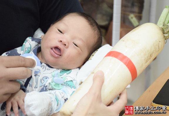 剃胎毛、滿月剃頭、嬰兒剃頭、嬰兒理髮、嬰兒剃髮、嬰兒剃胎毛、嬰兒滿月剃頭、寶寶剃頭、剃胎毛儀式、剃胎毛吉祥話、滿月剃頭儀式、滿月剃頭吉祥話、寶寶剃胎毛、寶寶滿月剃頭理髮、新北永和區剃胎毛、新北永和區滿月剃頭、新北永和區嬰兒剃頭剃胎毛、新北永和區嬰兒理髮、新北永和區嬰兒剃髮、鄭寶寶(新北永和區嬰兒寶寶滿月剃頭理髮、免費嬰兒剃胎毛儀式吉祥話)。中國風會場，爸媽寶貝免費穿「日中韓」古裝禮服。專業拍照、DVD光碟、證書。★購買「臍帶章、肚臍章、胎毛筆刷印章」贈送：剃頭、收涎、抓周，三選一。2016.04.08  照片13