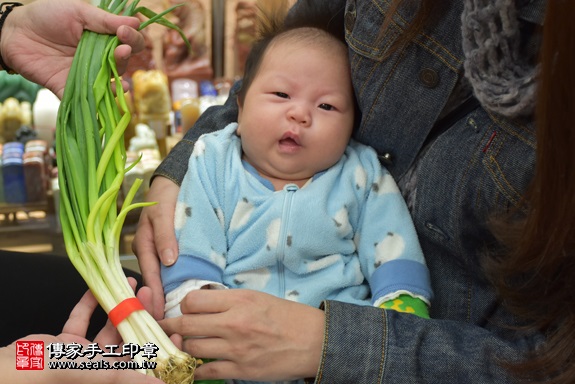 剃胎毛、滿月剃頭、嬰兒剃頭、嬰兒理髮、嬰兒剃髮、嬰兒剃胎毛、嬰兒滿月剃頭、寶寶剃頭、剃胎毛儀式、剃胎毛吉祥話、滿月剃頭儀式、滿月剃頭吉祥話、寶寶剃胎毛、寶寶滿月剃頭理髮、 新北市永和地區剃胎毛、新北市永和地區滿月剃頭、新北市永和地區嬰兒剃頭剃胎毛、新北市永和地區嬰兒理髮、新北市嬰兒剃髮、劉寶寶(新北永和區嬰兒寶寶滿月剃頭理髮、免費嬰兒剃胎毛儀式吉祥話)。中國風會場，爸媽寶貝免費穿「日中韓」古裝禮服。專業拍照、DVD光碟、證書。★購買「臍帶章、肚臍章、胎毛筆刷印章」贈送：剃頭、收涎、抓周，三選一。2017.12.10照片13