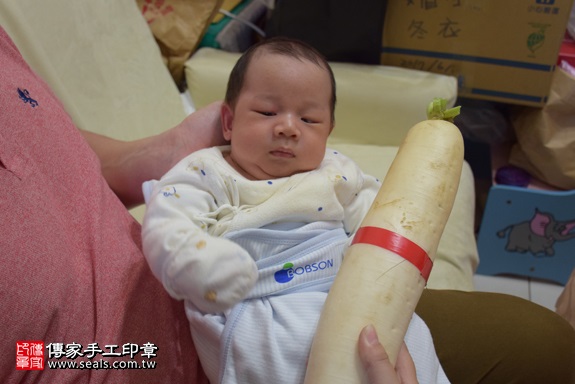 剃胎毛、滿月剃頭、嬰兒剃頭、嬰兒理髮、嬰兒剃髮、嬰兒剃胎毛、嬰兒滿月剃頭、寶寶剃頭、剃胎毛儀式、剃胎毛吉祥話、滿月剃頭儀式、滿月剃頭吉祥話、寶寶剃胎毛、寶寶滿月剃頭理髮、 台北市內湖地區剃胎毛、台北市內湖地區滿月剃頭、台北市內湖地區嬰兒剃頭剃胎毛、台北市內湖地區嬰兒理髮台北市嬰兒剃髮、張寶寶(台北內湖區到府嬰兒寶寶滿月剃頭理髮、免費到府嬰兒剃胎毛儀式吉祥話)。到府剃頭剃胎毛主持、專業拍照、DVD光碟、證書。★購買「臍帶章、肚臍章、胎毛筆刷印章」贈送：剃頭、收涎、抓周，三選一。2017.12.20照片13
