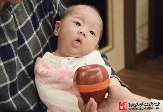 剃胎毛、滿月剃頭、嬰兒剃頭、嬰兒理髮、嬰兒剃髮、嬰兒剃胎毛、嬰兒滿月剃頭、寶寶剃頭、剃胎毛儀式、剃胎毛吉祥話、滿月剃頭儀式、滿月剃頭吉祥話、寶寶剃胎毛、寶寶滿月剃頭理髮、 新北新店區剃胎毛、新北新店區滿月剃頭、 新北新店區嬰兒剃頭剃胎毛、新北新店區嬰兒理髮、新北新店區嬰兒剃髮、劉寶寶(新北新店區到府嬰兒寶寶滿月剃頭理髮、免費到府嬰兒剃胎毛儀式吉祥話)。到府剃頭剃胎毛主持、專業拍照、DVD光碟、證書。★購買「臍帶章、肚臍章、胎毛筆刷印章」贈送：剃頭、收涎、抓周，三選一。2016.05.16  照片8