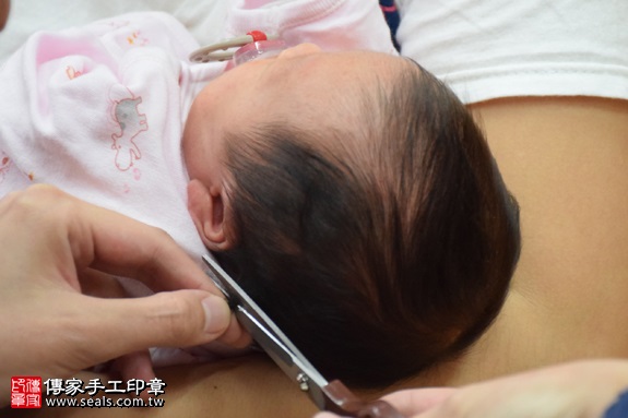 剃胎毛、滿月剃頭、嬰兒剃頭、嬰兒理髮、嬰兒剃髮、嬰兒剃胎毛、嬰兒滿月剃頭、寶寶剃頭、剃胎毛儀式、剃胎毛吉祥話、滿月剃頭儀式、滿月剃頭吉祥話、寶寶剃胎毛、寶寶滿月剃頭理髮、新北永和區剃胎毛、新北永和區滿月剃頭、新北永和區嬰兒剃頭剃胎毛、新北永和區嬰兒理髮、新北永和區嬰兒剃髮、高寶寶(新北永和區嬰兒寶寶滿月剃頭理髮、免費嬰兒剃胎毛儀式吉祥話)。中國風會場，爸媽寶貝免費穿「日中韓」古裝禮服。專業拍照、DVD光碟、證書。★購買「臍帶章、肚臍章、胎毛筆刷印章」贈送：剃頭、收涎、抓周，三選一。2016.11.09 照片17