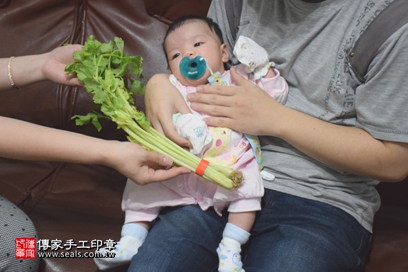 剃胎毛、滿月剃頭、嬰兒剃頭、嬰兒理髮、嬰兒剃髮、嬰兒剃胎毛、嬰兒滿月剃頭、寶寶剃頭、剃胎毛儀式、剃胎毛吉祥話、滿月剃頭儀式、滿月剃頭吉祥話、寶寶剃胎毛、寶寶滿月剃頭理髮、 新北板橋區剃胎毛、新北板橋區滿月剃頭、 新北板橋區嬰兒剃頭剃胎毛、新北板橋區嬰兒理髮、新北板橋區嬰兒剃髮、呂寶寶(新北板橋區到府嬰兒寶寶滿月剃頭理髮、免費到府嬰兒剃胎毛儀式吉祥話)。到府剃頭剃胎毛主持、專業拍照、DVD光碟、證書。★購買「臍帶章、肚臍章、胎毛筆刷印章」贈送：剃頭、收涎、抓周，三選一。2017.04.23  照片11