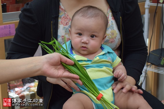 剃胎毛、滿月剃頭、嬰兒剃頭、嬰兒理髮、嬰兒剃髮、嬰兒剃胎毛、嬰兒滿月剃頭、寶寶剃頭、剃胎毛儀式、剃胎毛吉祥話、滿月剃頭儀式、滿月剃頭吉祥話、寶寶剃胎毛、寶寶滿月剃頭理髮、 新北市永和地區剃胎毛、新北市永和地區滿月剃頭、新北市永和地區嬰兒剃頭剃胎毛、新北市永和地區嬰兒理髮、新北市嬰兒剃髮、游寶寶(新北永和區嬰兒寶寶滿月剃頭理髮、免費嬰兒剃胎毛儀式吉祥話)。中國風會場，爸媽寶貝免費穿「日中韓」古裝禮服。專業拍照、DVD光碟、證書。★購買「臍帶章、肚臍章、胎毛筆刷印章」贈送：剃頭、收涎、抓周，三選一。2017.09.24照片10