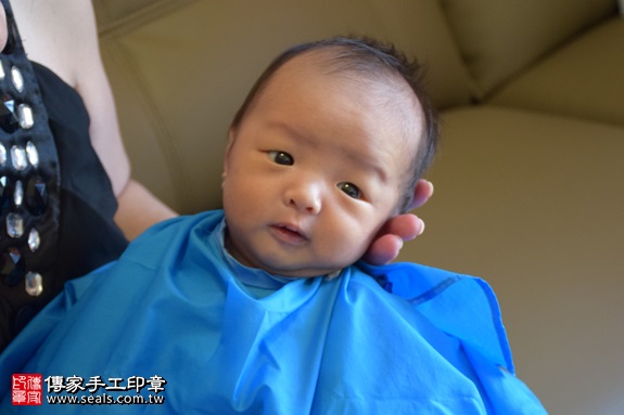 剃胎毛、滿月剃頭、嬰兒剃頭、嬰兒理髮、嬰兒剃髮、嬰兒剃胎毛、嬰兒滿月剃頭、寶寶剃頭、剃胎毛儀式、剃胎毛吉祥話、滿月剃頭儀式、滿月剃頭吉祥話、寶寶剃胎毛、寶寶滿月剃頭理髮、 新北市中和地區剃胎毛、新北市中和地區滿月剃頭、新北市中和地區嬰兒剃頭剃胎毛、新北市中和地區嬰兒理髮、新北市嬰兒剃髮、俞寶寶(新北中和區到府嬰兒寶寶滿月剃頭理髮、免費到府嬰兒剃胎毛儀式吉祥話)。到府剃頭剃胎毛主持、專業拍照、DVD光碟、證書。★購買「臍帶章、肚臍章、胎毛筆刷印章」贈送：剃頭、收涎、抓周，三選一。2017.09.26照片15