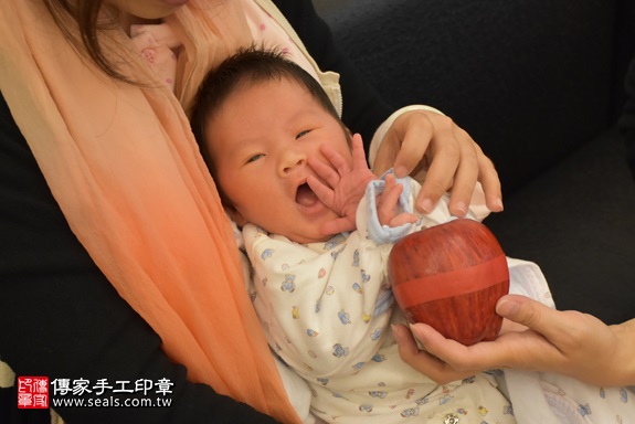 剃胎毛、滿月剃頭、嬰兒剃頭、嬰兒理髮、嬰兒剃髮、嬰兒剃胎毛、嬰兒滿月剃頭、寶寶剃頭、剃胎毛儀式、剃胎毛吉祥話、滿月剃頭儀式、滿月剃頭吉祥話、寶寶剃胎毛、寶寶滿月剃頭理髮、 新竹縣竹北地區剃胎毛、新竹縣竹北地區滿月剃頭、新竹縣竹北地區嬰兒剃頭剃胎毛、新竹縣竹北地區嬰兒理髮、新竹縣嬰兒剃髮、鄭寶寶(新竹竹北區到府嬰兒寶寶滿月剃頭理髮、免費到府嬰兒剃胎毛儀式吉祥話)。到府剃頭剃胎毛主持、專業拍照、DVD光碟、證書。★購買「臍帶章、肚臍章、胎毛筆刷印章」贈送：剃頭、收涎、抓周，三選一。2017.11.18照片9