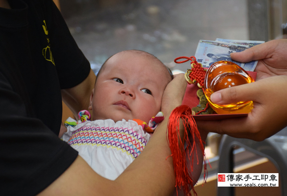 陳寶寶(台中北區嬰兒寶寶滿月剃頭理髮、免費嬰兒剃胎毛儀式吉祥話)。中國風會場，爸媽寶貝免費穿「日中韓」古裝禮服。專業拍照、DVD光碟、證書。★購買「臍帶章、肚臍章、胎毛筆刷印章」贈送：剃頭、收涎、抓周，三選一。 2015.09.04 照片15