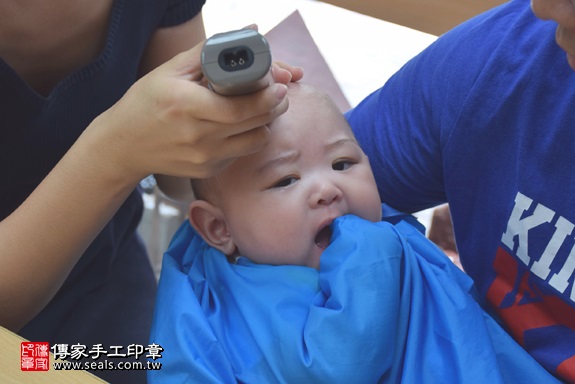 剃胎毛、滿月剃頭、嬰兒剃頭、嬰兒理髮、嬰兒剃髮、嬰兒剃胎毛、嬰兒滿月剃頭、寶寶剃頭、剃胎毛儀式、剃胎毛吉祥話、滿月剃頭儀式、滿月剃頭吉祥話、寶寶剃胎毛、寶寶滿月剃頭理髮、新竹香山區剃胎毛、新竹香山區滿月剃頭、新竹香山區嬰兒剃頭剃胎毛、新竹香山區嬰兒理髮、新竹香山區嬰兒剃髮、黃寶寶(新竹香山區嬰兒寶寶滿月剃頭理髮、免費嬰兒剃胎毛儀式吉祥話)。中國風會場，爸媽寶貝免費穿「日中韓」古裝禮服。專業拍照、DVD光碟、證書。★購買「臍帶章、肚臍章、胎毛筆刷印章」贈送：剃頭、收涎、抓周，三選一。2017.06.10 照片17