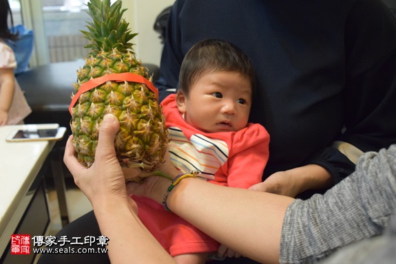 剃胎毛、滿月剃頭、嬰兒剃頭、嬰兒理髮、嬰兒剃髮、嬰兒剃胎毛、嬰兒滿月剃頭、寶寶剃頭、剃胎毛儀式、剃胎毛吉祥話、滿月剃頭儀式、滿月剃頭吉祥話、寶寶剃胎毛、寶寶滿月剃頭理髮、 新北市五股地區剃胎毛、新北市五股地區滿月剃頭、新北市五股地區嬰兒剃頭剃胎毛、新北市五股地區嬰兒理髮、新北市嬰兒剃髮、詹寶寶(新北五股區到府嬰兒寶寶滿月剃頭理髮、免費到府嬰兒剃胎毛儀式吉祥話)。到府剃頭剃胎毛主持、專業拍照、DVD光碟、證書。★購買「臍帶章、肚臍章、胎毛筆刷印章」贈送：剃頭、收涎、抓周，三選一。2017.11.30照片14