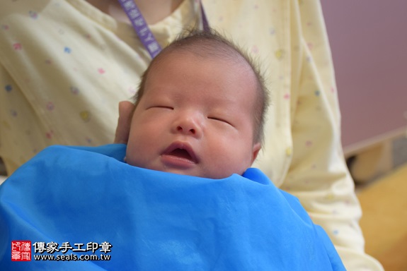 剃胎毛、滿月剃頭、嬰兒剃頭、嬰兒理髮、嬰兒剃髮、嬰兒剃胎毛、嬰兒滿月剃頭、寶寶剃頭、剃胎毛儀式、剃胎毛吉祥話、滿月剃頭儀式、滿月剃頭吉祥話、寶寶剃胎毛、寶寶滿月剃頭理髮、 新北市三重地區剃胎毛、新北市三重地區滿月剃頭、新北市三重地區嬰兒剃頭剃胎毛、新北市三重地區嬰兒理髮、新北市嬰兒剃髮、呂寶寶(新北三重區到府嬰兒寶寶滿月剃頭理髮、免費到府嬰兒剃胎毛儀式吉祥話)。到府剃頭剃胎毛主持、專業拍照、DVD光碟、證書。★購買「臍帶章、肚臍章、胎毛筆刷印章」贈送：剃頭、收涎、抓周，三選一。2017.12.20照片14
