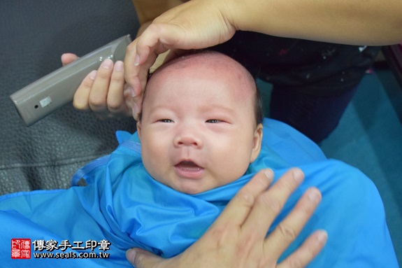 剃胎毛、滿月剃頭、嬰兒剃頭、嬰兒理髮、嬰兒剃髮、嬰兒剃胎毛、嬰兒滿月剃頭、寶寶剃頭、剃胎毛儀式、剃胎毛吉祥話、滿月剃頭儀式、滿月剃頭吉祥話、寶寶剃胎毛、寶寶滿月剃頭理髮、 新北市汐止地區剃胎毛、新北市汐止地區滿月剃頭、新北市汐止地區嬰兒剃頭剃胎毛、新北市汐止地區嬰兒理髮、新北市嬰兒剃髮、呂寶寶(新北汐止區到府嬰兒寶寶滿月剃頭理髮、免費到府嬰兒剃胎毛儀式吉祥話)。到府剃頭剃胎毛主持、專業拍照、DVD光碟、證書。★購買「臍帶章、肚臍章、胎毛筆刷印章」贈送：剃頭、收涎、抓周，三選一。2017.09.06照片15
