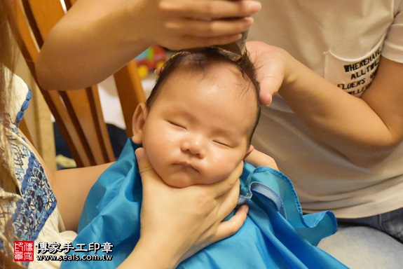 剃胎毛、滿月剃頭、嬰兒剃頭、嬰兒理髮、嬰兒剃髮、嬰兒剃胎毛、嬰兒滿月剃頭、寶寶剃頭、剃胎毛儀式、剃胎毛吉祥話、滿月剃頭儀式、滿月剃頭吉祥話、寶寶剃胎毛、寶寶滿月剃頭理髮、 新北市新莊地區剃胎毛、新北市新莊地區滿月剃頭、新北市新莊地區嬰兒剃頭剃胎毛、新北市新莊地區嬰兒理髮、新北市嬰兒剃髮、莊寶寶(新北新莊區到府嬰兒寶寶滿月剃頭理髮、免費到府嬰兒剃胎毛儀式吉祥話)。到府剃頭剃胎毛主持、專業拍照、DVD光碟、證書。★購買「臍帶章、肚臍章、胎毛筆刷印章」贈送：剃頭、收涎、抓周，三選一。2017.10.14照片16
