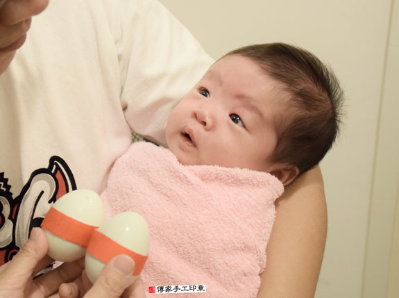 蔡寶寶(新北中和區到府嬰兒寶寶滿月剃頭理髮、免費到府嬰兒剃胎毛儀式吉祥話)。到府剃頭剃胎毛主持、專業拍照、DVD光碟、證書。★購買「臍帶章、肚臍章、胎毛筆刷印章」贈送：剃頭、收涎、抓周，三選一。2015.11.04 照片3