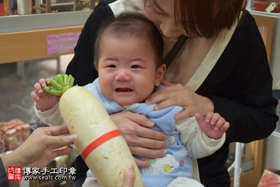 剃胎毛、滿月剃頭、嬰兒剃頭、嬰兒理髮、嬰兒剃髮、嬰兒剃胎毛、嬰兒滿月剃頭、寶寶剃頭、剃胎毛儀式、剃胎毛吉祥話、滿月剃頭儀式、滿月剃頭吉祥話、寶寶剃胎毛、寶寶滿月剃頭理髮、新北永和區剃胎毛、新北永和區滿月剃頭、新北永和區嬰兒剃頭剃胎毛、新北永和區嬰兒理髮、新北永和區嬰兒剃髮、游寶寶(新北永和區嬰兒寶寶滿月剃頭理髮、免費嬰兒剃胎毛儀式吉祥話)。中國風會場，爸媽寶貝免費穿「日中韓」古裝禮服。專業拍照、DVD光碟、證書。★購買「臍帶章、肚臍章、胎毛筆刷印章」贈送：剃頭、收涎、抓周，三選一。2017.04.02 照片24