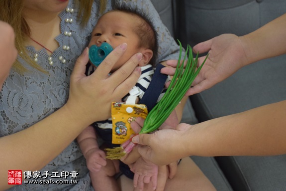 剃胎毛、滿月剃頭、嬰兒剃頭、嬰兒理髮、嬰兒剃髮、嬰兒剃胎毛、嬰兒滿月剃頭、寶寶剃頭、剃胎毛儀式、剃胎毛吉祥話、滿月剃頭儀式、滿月剃頭吉祥話、寶寶剃胎毛、寶寶滿月剃頭理髮、 新竹縣芎林地區剃胎毛、新竹縣芎林地區滿月剃頭、新竹縣芎林地區嬰兒剃頭剃胎毛、新竹縣芎林地區嬰兒理髮、新竹縣嬰兒剃髮、林寶寶(新竹芎林鄉到府嬰兒寶寶滿月剃頭理髮、免費到府嬰兒剃胎毛儀式吉祥話)。到府剃頭剃胎毛主持、專業拍照、DVD光碟、證書。★購買「臍帶章、肚臍章、胎毛筆刷印章」贈送：剃頭、收涎、抓周，三選一。2017.09.12照片10