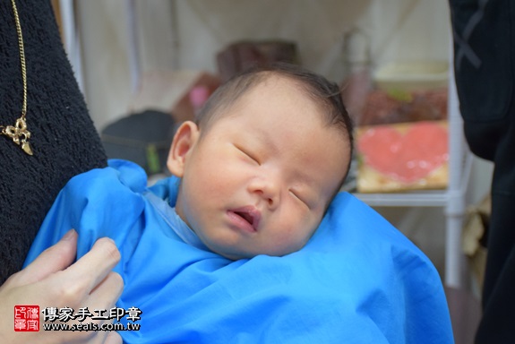剃胎毛、滿月剃頭、嬰兒剃頭、嬰兒理髮、嬰兒剃髮、嬰兒剃胎毛、嬰兒滿月剃頭、寶寶剃頭、剃胎毛儀式、剃胎毛吉祥話、滿月剃頭儀式、滿月剃頭吉祥話、寶寶剃胎毛、寶寶滿月剃頭理髮、 新北市永和地區剃胎毛、新北市永和地區滿月剃頭、新北市永和地區嬰兒剃頭剃胎毛、新北市永和地區嬰兒理髮、新北市嬰兒剃髮、王寶寶(新北永和區嬰兒寶寶滿月剃頭理髮、免費嬰兒剃胎毛儀式吉祥話)。中國風會場，爸媽寶貝免費穿「日中韓」古裝禮服。專業拍照、DVD光碟、證書。★購買「臍帶章、肚臍章、胎毛筆刷印章」贈送：剃頭、收涎、抓周，三選一。2017.11.18照片15