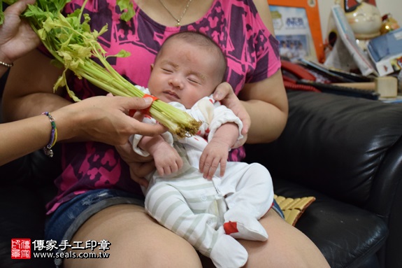 剃胎毛、滿月剃頭、嬰兒剃頭、嬰兒理髮、嬰兒剃髮、嬰兒剃胎毛、嬰兒滿月剃頭、寶寶剃頭、剃胎毛儀式、剃胎毛吉祥話、滿月剃頭儀式、滿月剃頭吉祥話、寶寶剃胎毛、寶寶滿月剃頭理髮、 新北市新莊地區剃胎毛、新北市新莊地區滿月剃頭、新北市新莊地區嬰兒剃頭剃胎毛、新北市新莊地區嬰兒理髮、新北市嬰兒剃髮、 余寶寶(新北新莊區到府嬰兒寶寶滿月剃頭理髮、免費到府嬰兒剃胎毛儀式吉祥話)。到府剃頭剃胎毛主持、專業拍照、DVD光碟、證書。★購買「臍帶章、肚臍章、胎毛筆刷印章」贈送：剃頭、收涎、抓周，三選一。2017.08.05照片11