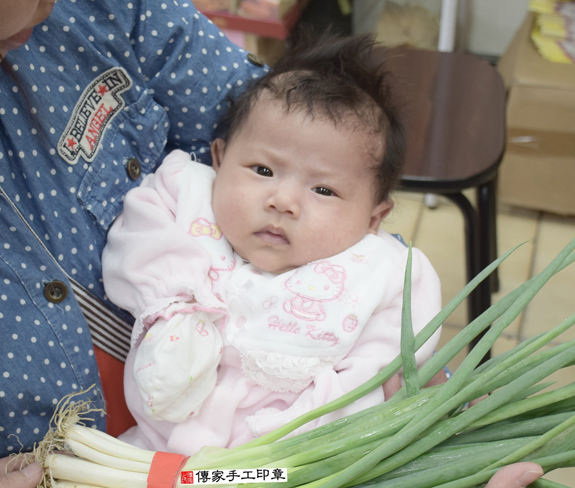 劉寶寶(新北永和區嬰兒寶寶滿月剃頭理髮、免費嬰兒剃胎毛儀式吉祥話)。中國風會場，爸媽寶貝免費穿「日中韓」古裝禮服。專業拍照、DVD光碟、證書。★購買「臍帶章、肚臍章、胎毛筆刷印章」贈送：剃頭、收涎、抓周，三選一。 2015.11.26 照片9
