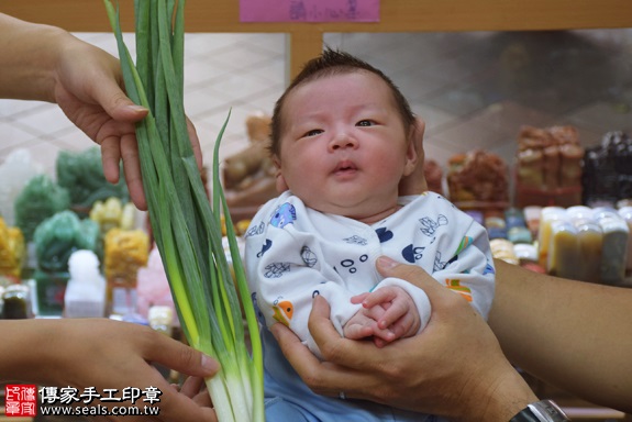 剃胎毛、滿月剃頭、嬰兒剃頭、嬰兒理髮、嬰兒剃髮、嬰兒剃胎毛、嬰兒滿月剃頭、寶寶剃頭、剃胎毛儀式、剃胎毛吉祥話、滿月剃頭儀式、滿月剃頭吉祥話、寶寶剃胎毛、寶寶滿月剃頭理髮、 新北市永和地區剃胎毛、新北市永和地區滿月剃頭、新北市永和地區嬰兒剃頭剃胎毛、新北市永和地區嬰兒理髮、新北市嬰兒剃髮、陳寶寶(新北永和區嬰兒寶寶滿月剃頭理髮、免費嬰兒剃胎毛儀式吉祥話)。中國風會場，爸媽寶貝免費穿「日中韓」古裝禮服。專業拍照、DVD光碟、證書。★購買「臍帶章、肚臍章、胎毛筆刷印章」贈送：剃頭、收涎、抓周，三選一。2017.10.10照片12