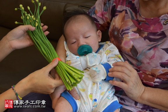 剃胎毛、滿月剃頭、嬰兒剃頭、嬰兒理髮、嬰兒剃髮、嬰兒剃胎毛、嬰兒滿月剃頭、寶寶剃頭、剃胎毛儀式、剃胎毛吉祥話、滿月剃頭儀式、滿月剃頭吉祥話、寶寶剃胎毛、寶寶滿月剃頭理髮、 新北蘆洲區剃胎毛、新北蘆洲區滿月剃頭、 新北蘆洲區嬰兒剃頭剃胎毛、新北蘆洲區嬰兒理髮、新北蘆洲區嬰兒剃髮、黃寶寶(新北蘆洲區到府嬰兒寶寶滿月剃頭理髮、免費到府嬰兒剃胎毛儀式吉祥話)。到府剃頭剃胎毛主持、專業拍照、DVD光碟、證書。★購買「臍帶章、肚臍章、胎毛筆刷印章」贈送：剃頭、收涎、抓周，三選一。2017.07.11  照片10