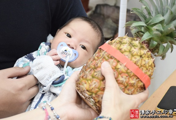 剃胎毛、滿月剃頭、嬰兒剃頭、嬰兒理髮、嬰兒剃髮、嬰兒剃胎毛、嬰兒滿月剃頭、寶寶剃頭、剃胎毛儀式、剃胎毛吉祥話、滿月剃頭儀式、滿月剃頭吉祥話、寶寶剃胎毛、寶寶滿月剃頭理髮、新北永和區剃胎毛、新北永和區滿月剃頭、新北永和區嬰兒剃頭剃胎毛、新北永和區嬰兒理髮、新北永和區嬰兒剃髮、鄭寶寶(新北永和區嬰兒寶寶滿月剃頭理髮、免費嬰兒剃胎毛儀式吉祥話)。中國風會場，爸媽寶貝免費穿「日中韓」古裝禮服。專業拍照、DVD光碟、證書。★購買「臍帶章、肚臍章、胎毛筆刷印章」贈送：剃頭、收涎、抓周，三選一。2016.04.08  照片14