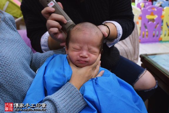 剃胎毛、滿月剃頭、嬰兒剃頭、嬰兒理髮、嬰兒剃髮、嬰兒剃胎毛、嬰兒滿月剃頭、寶寶剃頭、剃胎毛儀式、剃胎毛吉祥話、滿月剃頭儀式、滿月剃頭吉祥話、寶寶剃胎毛、寶寶滿月剃頭理髮、 新北市新店地區剃胎毛、新北市新店地區滿月剃頭、新北市新店地區嬰兒剃頭剃胎毛、新北市新店地區嬰兒理髮、新北市嬰兒剃髮、吳寶寶(新北新店區到府嬰兒寶寶滿月剃頭理髮、免費到府嬰兒剃胎毛儀式吉祥話)。到府剃頭剃胎毛主持、專業拍照、DVD光碟、證書。★購買「臍帶章、肚臍章、胎毛筆刷印章」贈送：剃頭、收涎、抓周，三選一。2017.12.14照片18