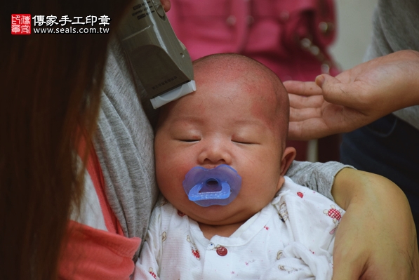 剃胎毛、滿月剃頭、嬰兒剃頭、嬰兒理髮、嬰兒剃髮、嬰兒剃胎毛、嬰兒滿月剃頭、寶寶剃頭、剃胎毛儀式、剃胎毛吉祥話、滿月剃頭儀式、滿月剃頭吉祥話、寶寶剃胎毛、寶寶滿月剃頭理髮、新竹香山區山剃胎毛、新竹香山區山滿月剃頭、新竹香山區山嬰兒剃頭剃胎毛、新竹香山區山嬰兒理髮、新竹香山區山嬰兒剃髮、黃寶寶(新竹香山區山嬰兒寶寶滿月剃頭理髮、免費嬰兒剃胎毛儀式吉祥話)。中國風會場，爸媽寶貝免費穿「日中韓」古裝禮服。專業拍照、DVD光碟、證書。★購買「臍帶章、肚臍章、胎毛筆刷印章」贈送：剃頭、收涎、抓周，三選一。2016.08.21  照片17