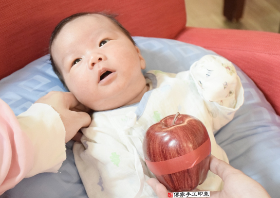 山並寶寶(台北士林區到府嬰兒寶寶滿月剃頭理髮、免費到府嬰兒剃胎毛儀式吉祥話)。到府剃頭剃胎毛主持、專業拍照、DVD光碟、證書。★購買「臍帶章、肚臍章、胎毛筆刷印章」贈送：剃頭、收涎、抓周，三選一。2015.11.12 照片8