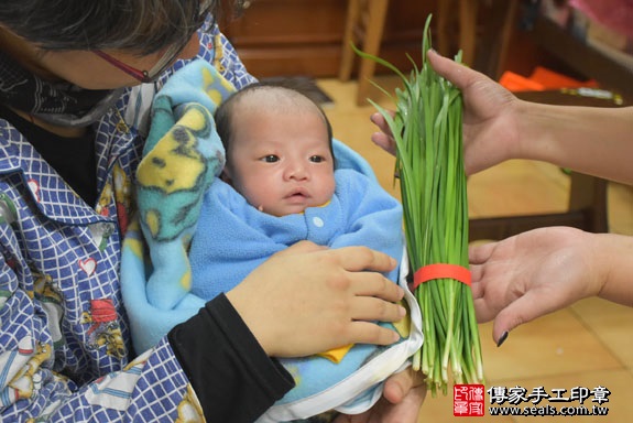 剃胎毛、滿月剃頭、嬰兒剃頭、嬰兒理髮、嬰兒剃髮、嬰兒剃胎毛、嬰兒滿月剃頭、寶寶剃頭、剃胎毛儀式、剃胎毛吉祥話、滿月剃頭儀式、滿月剃頭吉祥話、寶寶剃胎毛、寶寶滿月剃頭理髮、 新北中和區剃胎毛、新北中和區滿月剃頭、 新北中和區嬰兒剃頭剃胎毛、新北中和區嬰兒理髮、新北中和區嬰兒剃髮、連家寶寶們(新北中和區到府嬰兒寶寶滿月剃頭理髮、免費到府嬰兒剃胎毛儀式吉祥話)。到府剃頭剃胎毛主持、專業拍照、DVD光碟、證書。★購買「臍帶章、肚臍章、胎毛筆刷印章」贈送：剃頭、收涎、抓周，三選一。2017.02.15  照片16