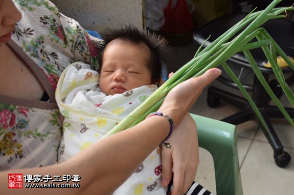 剃胎毛、滿月剃頭、嬰兒剃頭、嬰兒理髮、嬰兒剃髮、嬰兒剃胎毛、嬰兒滿月剃頭、寶寶剃頭、剃胎毛儀式、剃胎毛吉祥話、滿月剃頭儀式、滿月剃頭吉祥話、寶寶剃胎毛、寶寶滿月剃頭理髮、 新竹竹東鎮剃胎毛、新竹竹東鎮滿月剃頭、 新竹竹東鎮嬰兒剃頭剃胎毛、新竹竹東鎮嬰兒理髮、新竹竹東鎮嬰兒剃髮、蕭寶寶(新竹竹東鎮到府嬰兒寶寶滿月剃頭理髮、免費到府嬰兒剃胎毛儀式吉祥話)。到府剃頭剃胎毛主持、專業拍照、DVD光碟、證書。★購買「臍帶章、肚臍章、胎毛筆刷印章」贈送：剃頭、收涎、抓周，三選一。2017.06.10  照片12