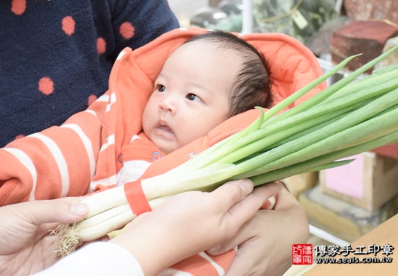 剃胎毛、滿月剃頭、嬰兒剃頭、嬰兒理髮、嬰兒剃髮、嬰兒剃胎毛、嬰兒滿月剃頭、寶寶剃頭、剃胎毛儀式、剃胎毛吉祥話、滿月剃頭儀式、滿月剃頭吉祥話、寶寶剃胎毛、寶寶滿月剃頭理髮、新北永和區剃胎毛、新北永和區滿月剃頭、新北永和區嬰兒剃頭剃胎毛、新北永和區嬰兒理髮、新北永和區嬰兒剃髮、林寶寶(新北永和區嬰兒寶寶滿月剃頭理髮、免費嬰兒剃胎毛儀式吉祥話)。中國風會場，爸媽寶貝免費穿「日中韓」古裝禮服。專業拍照、DVD光碟、證書。★購買「臍帶章、肚臍章、胎毛筆刷印章」贈送：剃頭、收涎、抓周，三選一。2015.12.18 照片12