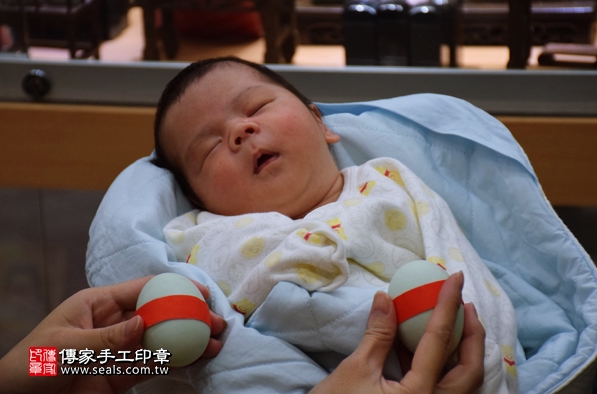 剃胎毛、滿月剃頭、嬰兒剃頭、嬰兒理髮、嬰兒剃髮、嬰兒剃胎毛、嬰兒滿月剃頭、寶寶剃頭、剃胎毛儀式、剃胎毛吉祥話、滿月剃頭儀式、滿月剃頭吉祥話、寶寶剃胎毛、寶寶滿月剃頭理髮、新北永和區剃胎毛、新北永和區滿月剃頭、新北永和區嬰兒剃頭剃胎毛、新北永和區嬰兒理髮、新北永和區嬰兒剃髮、張寶寶(新北永和區嬰兒寶寶滿月剃頭理髮、免費嬰兒剃胎毛儀式吉祥話)。中國風會場，爸媽寶貝免費穿「日中韓」古裝禮服。專業拍照、DVD光碟、證書。★購買「臍帶章、肚臍章、胎毛筆刷印章」贈送：剃頭、收涎、抓周，三選一。2016.02.21 照片4