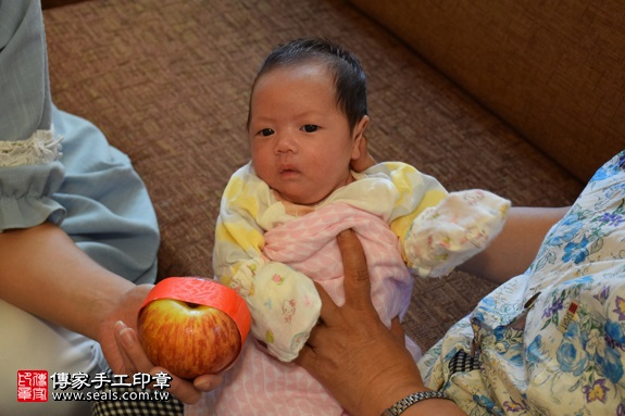 剃胎毛、滿月剃頭、嬰兒剃頭、嬰兒理髮、嬰兒剃髮、嬰兒剃胎毛、嬰兒滿月剃頭、寶寶剃頭、剃胎毛儀式、剃胎毛吉祥話、滿月剃頭儀式、滿月剃頭吉祥話、寶寶剃胎毛、寶寶滿月剃頭理髮、 新北市北投地區剃胎毛、新北市北投地區滿月剃頭、新北市北投地區嬰兒剃頭剃胎毛、新北市北投地區嬰兒理髮、新北市嬰兒剃髮、蘇寶寶(新北北投區到府嬰兒寶寶滿月剃頭理髮、免費到府嬰兒剃胎毛儀式吉祥話)。到府剃頭剃胎毛主持、專業拍照、DVD光碟、證書。★購買「臍帶章、肚臍章、胎毛筆刷印章」贈送：剃頭、收涎、抓周，三選一。2017.09.18照片16