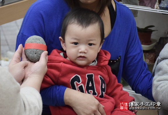 剃胎毛、滿月剃頭、嬰兒剃頭、嬰兒理髮、嬰兒剃髮、嬰兒剃胎毛、嬰兒滿月剃頭、寶寶剃頭、剃胎毛儀式、剃胎毛吉祥話、滿月剃頭儀式、滿月剃頭吉祥話、寶寶剃胎毛、寶寶滿月剃頭理髮、新北永和區剃胎毛、新北永和區滿月剃頭、新北永和區嬰兒剃頭剃胎毛、新北永和區嬰兒理髮、新北永和區嬰兒剃髮、洪寶寶們(新北永和區嬰兒寶寶滿月剃頭理髮、免費嬰兒剃胎毛儀式吉祥話)。中國風會場，爸媽寶貝免費穿「日中韓」古裝禮服。專業拍照、DVD光碟、證書。★購買「臍帶章、肚臍章、胎毛筆刷印章」贈送：剃頭、收涎、抓周，三選一。2016.03.24  照片5